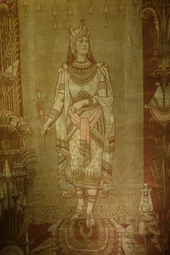 Grande portière Orientaliste représentant une reine Mésopotamienne ( d'une paire),1880 - Tapisserie & Tapis Style Art nouveau