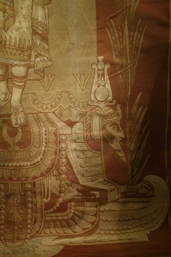 Grande portière Orientaliste représentant une reine Mésopotamienne ( d'une paire),1880 - La Crédence