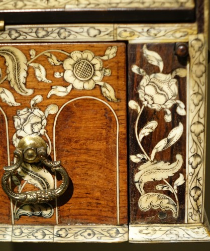 Mobilier Cabinet & Coffre - Ecritoire de table en bois de rose et ivoire, Vizagapatam, Inde pour le marché Anglais