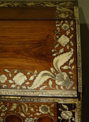 Ecritoire de table en bois de rose et ivoire, Vizagapatam, Inde pour le marché Anglais - La Crédence