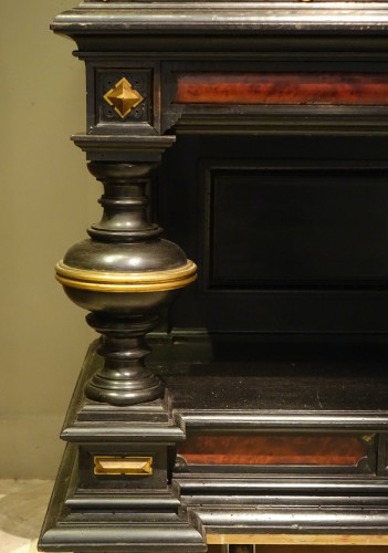 Cabinet en chêne noirci, bronze et céramiques - France vers 1860 - Napoléon III
