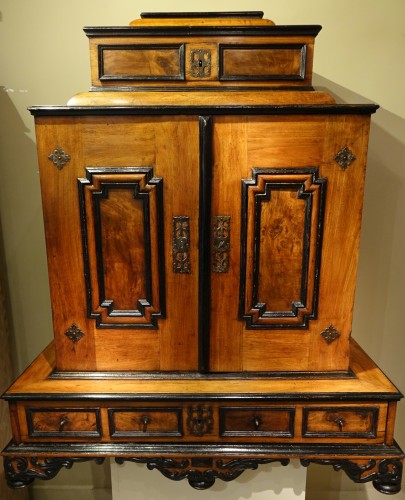 Cabinet en bois de placage de fruitiers, Italie du nord 17e siècle - Mobilier Style Louis XIV