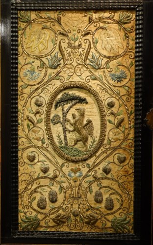 Cabinet Anversois à décors de broderies de fils d'or et d'argent, 17e siècle - Mobilier Style Louis XIII