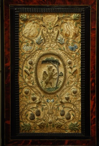 Cabinet Anversois à décors de broderies de fils d'or et d'argent, 17e siècle - La Crédence