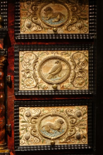 XVIIe siècle - Cabinet Anversois à décors de broderies de fils d'or et d'argent, 17e siècle