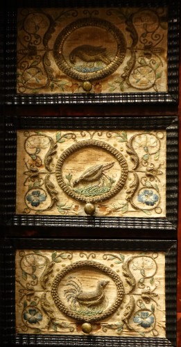 Cabinet Anversois à décors de broderies de fils d'or et d'argent, 17e siècle - Louis XIII