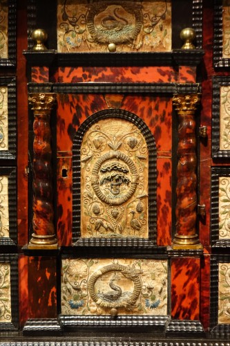 Louis XIII - Cabinet Anversois à décors de broderies de fils d'or et d'argent, 17e siècle