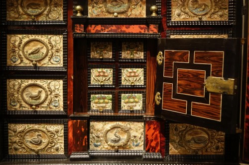 Antiquités - Cabinet Anversois à décors de broderies de fils d'or et d'argent, 17e siècle