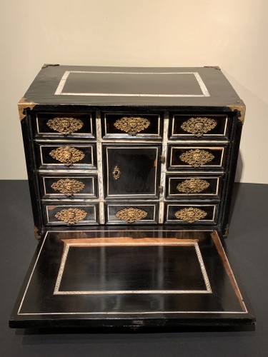Cabinet en placage d'ébène, ivoire et bois fruitier, Italie du nord 17e siècle - Mobilier Style Louis XIII