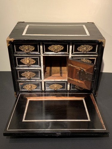 Cabinet en placage d'ébène, ivoire et bois fruitier, Italie du nord 17e siècle - Louis XIII
