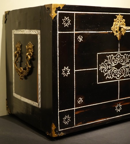 Antiquités - Cabinet in ebony, ivory and fruitwood veneer, Northern Italy 17th century