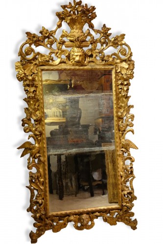 Grand miroir baroque en bois sculpté et doré,Italie, 18e siècle
