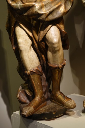 Grande paire d'anges(?) en bois doré et polychromé, Italie 17e siècle - La Crédence
