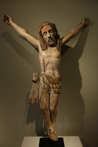 Grand Christ en bois sculpté et laqué, Goa 18e siècle - Art sacré, objets religieux Style Louis XIV