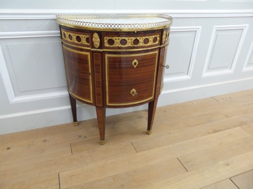 Half moon Commode stamped R Lacroix - Furniture Style Louis XVI