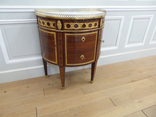 Commode demi-lune estampillée R Lacroix - Mobilier Style Louis XVI