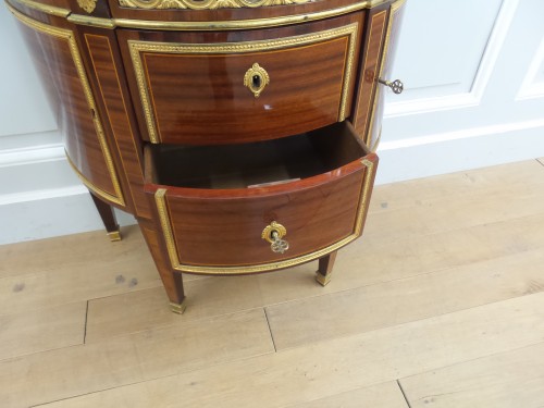 Commode demi-lune estampillée R Lacroix - La Jurande