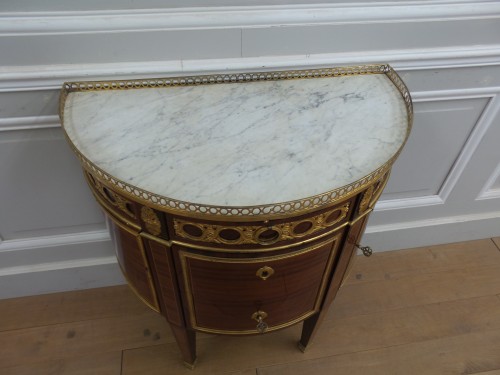 Commode demi-lune estampillée R Lacroix - Louis XVI