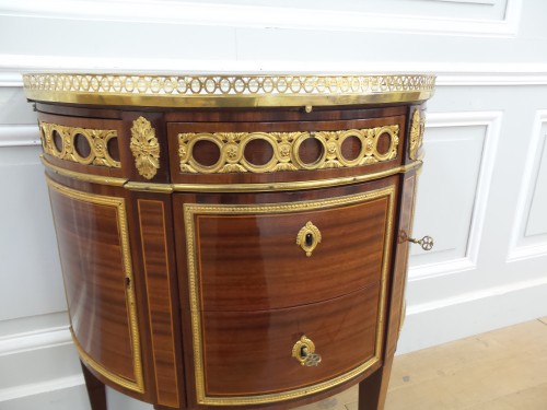 Antiquités - Commode demi-lune estampillée R Lacroix