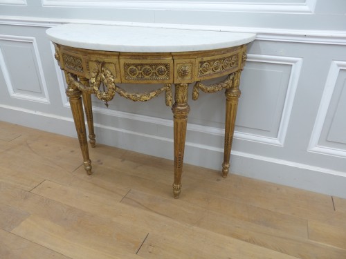 XVIIIe siècle - Console demi-lune en bois doré