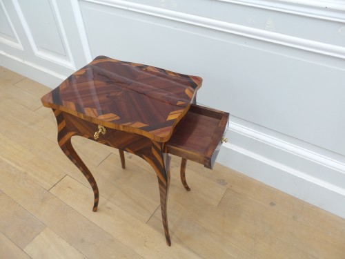 Mobilier Table & Guéridon - Petite table de salon Louis XV Estampillée Fléchy