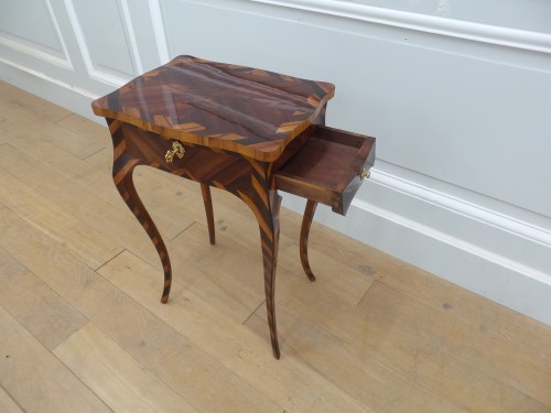 Antiquités - Petite table de salon Louis XV Estampillée Fléchy