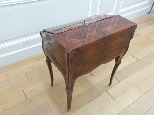 XVIIIe siècle - Bureau dos d'âne formant table d'accouchée estampillé BVRB