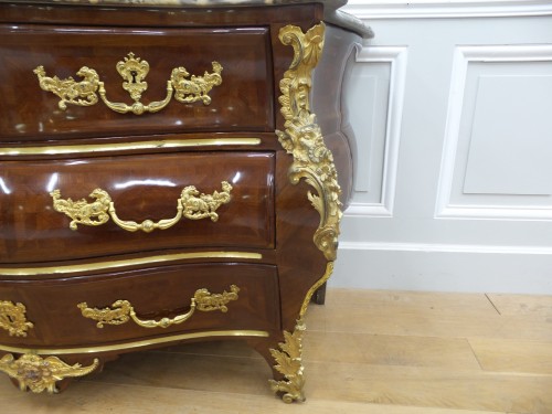 XVIIIe siècle - Commode tombeau d'époque Régence