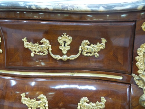 Antiquités - Commode tombeau d'époque Régence