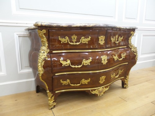 Antiquités - Commode tombeau d'époque Régence