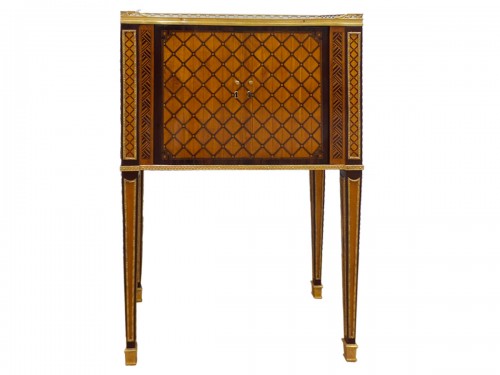 Petite table de salon en marqueterie estampillée Carlin