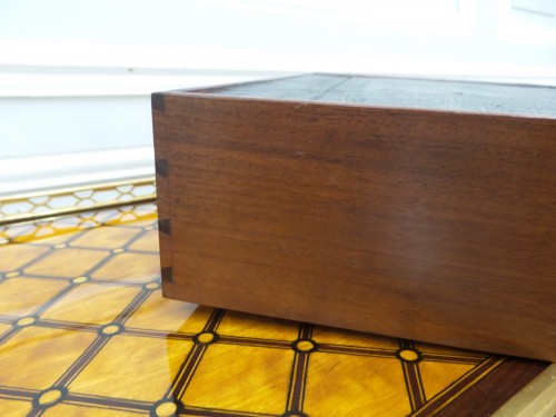 Petite table de salon en marqueterie estampillée Carlin - La Jurande