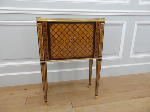Petite table de salon en marqueterie estampillée Carlin - Louis XVI