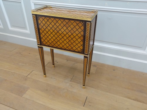 Antiquités - Petite table de salon en marqueterie estampillée Carlin