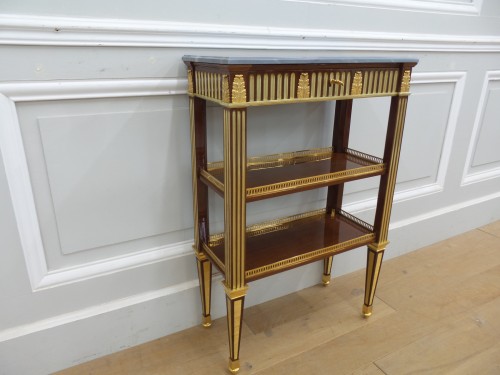 Table de salon attribuée à david Roentgen - Mobilier Style Louis XVI
