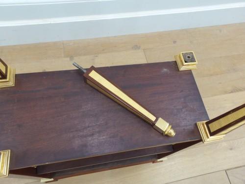 XVIIIe siècle - Table de salon attribuée à david Roentgen