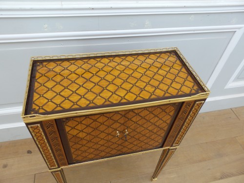 Mobilier Table & Guéridon - Petite table de salon estampillée Carlin