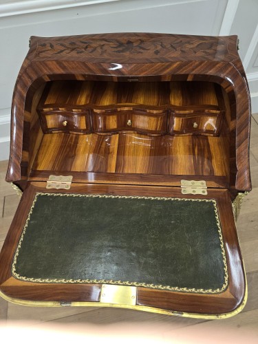 Petit bureau de pente d'époque Louis XV en marqueterie - Mobilier Style Louis XVI
