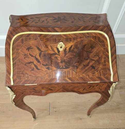 Mobilier Bureau et Secrétaire - Petit bureau de pente d'époque Louis XV en marqueterie