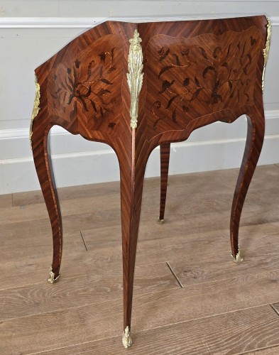 Petit bureau de pente d'époque Louis XV en marqueterie - La Jurande