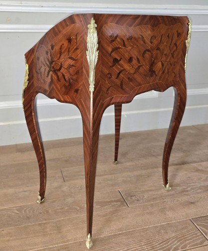 XVIIIe siècle - Petit bureau de pente d'époque Louis XV en marqueterie