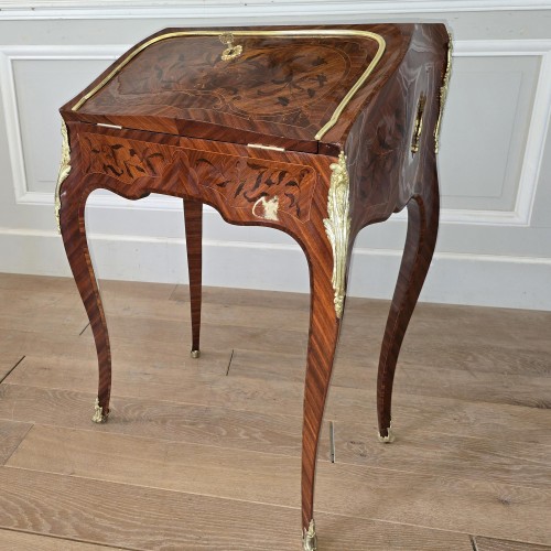 Louis XVI - Petit bureau de pente d'époque Louis XV en marqueterie