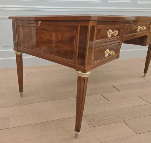 XVIIIe siècle - Bureau Louis XVI estampillé Jean Baptiste Vassou