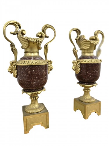 Paire de cassolettes en porphyre suédois