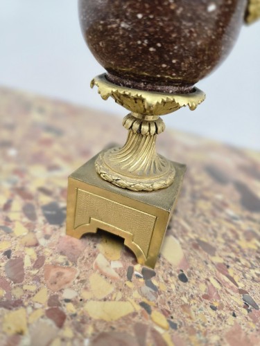 Paire de cassolettes en porphyre suédois - Louis XVI