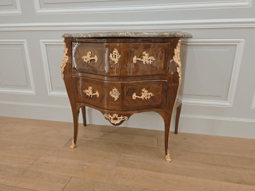 XVIIIe siècle - Commode d'époque Louis XV estampillée Demoulin