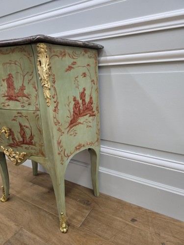 Petite commode peinte d'époque Louis XV estampillée Criaerd - Mobilier Style Louis XV