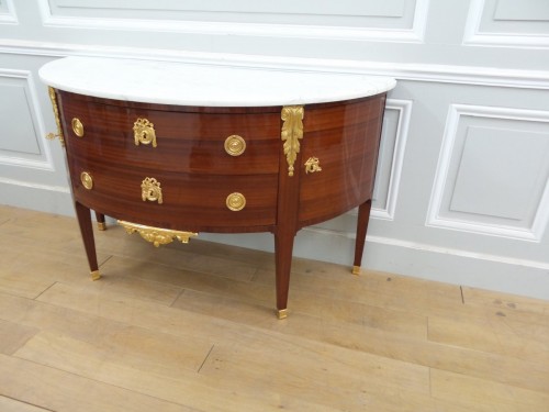 Louis XVI demi-lune commode stamped A. Héricourt - Furniture Style Louis XVI