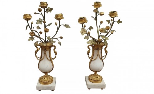 Paire de candélabres aux vases fleuris d'époque Louis XVI