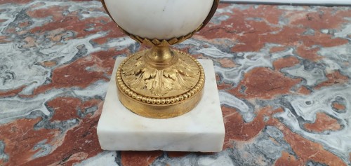 Paire de candélabres aux vases fleuris d'époque Louis XVI - Luminaires Style Louis XVI